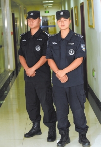 走红网络的“骗子”民警何泓(右)和他的搭档陈健昇。 刘陈平摄