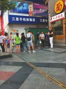 7月10日排队的女子三人组在7月11日又现身了。