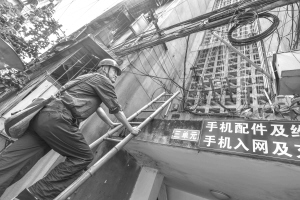金牛区电力工人正对小区电力设施进行排查检修 王欢/摄