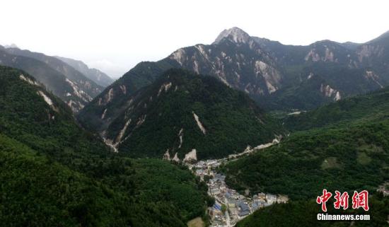 8月10日,空中俯瞰震后的山体,四川九寨沟“8.8”地震震源中心附近山体“千疮百孔”,受损情况严重。中新社记者 刘忠俊 摄