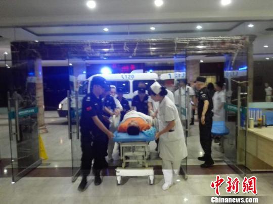 成都总医院连夜收治首批九寨沟地震伤员。 田华 摄