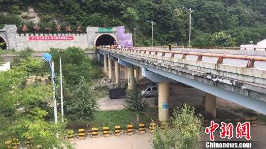 西汉高速陕西段发生一起交通事故,现场清理工作基本完成。 张远 摄