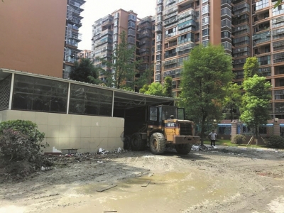 小区垃圾堆清理后。
