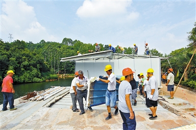 工人们正在拆除违法建筑