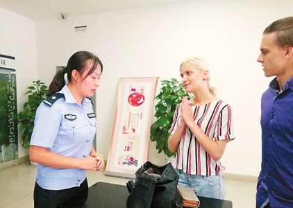 民警将包还给乌克兰美女。