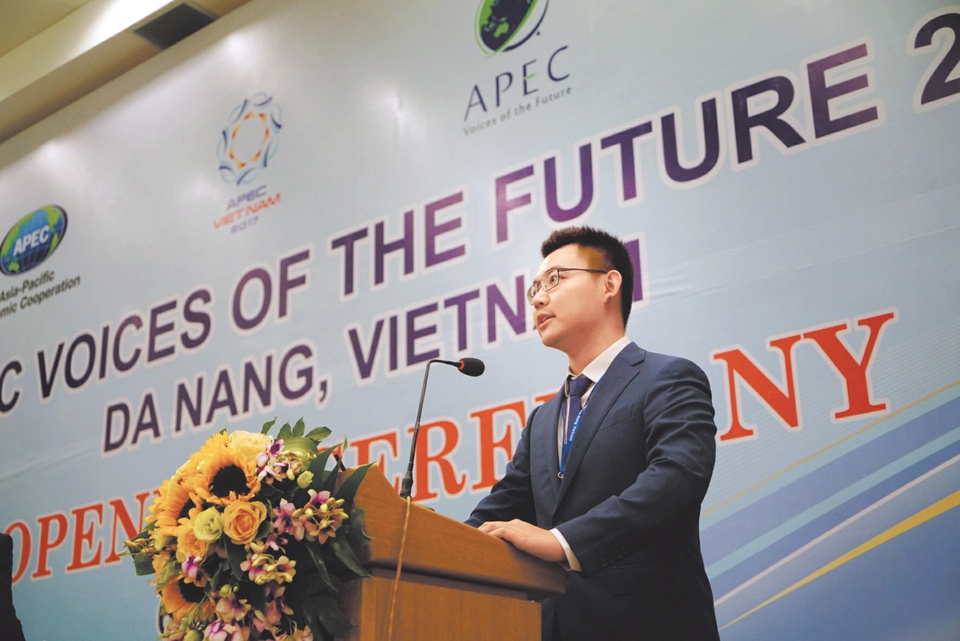 钟李隽仁在APEC峰会青年论坛上发言