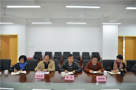 青苏职中张涛校长(中)在市教育局师培调研会上发言