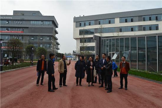 市教育局师培调研小组参观青苏职中文康路新校区