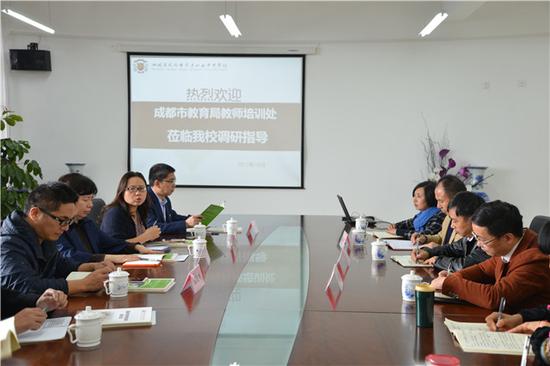 市教科院副院长谭文丽主持座谈会为大家介绍调研会主旨