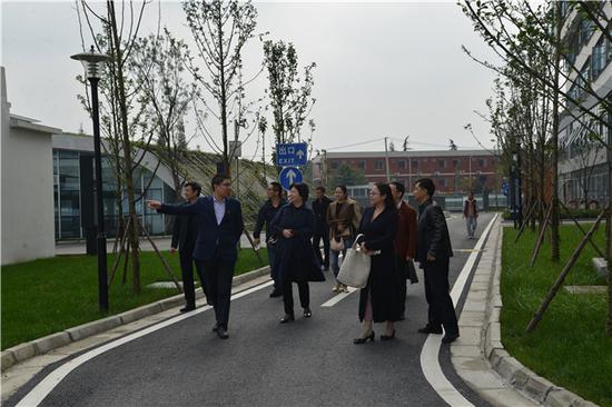 市教育局师培调研小组参观青苏职中文康路新校区