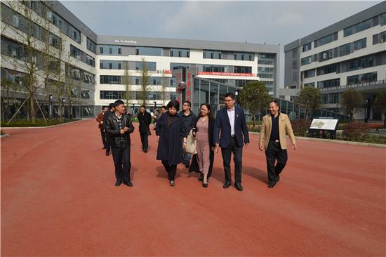 市教育局师培调研小组参观青苏职中文康路新校区