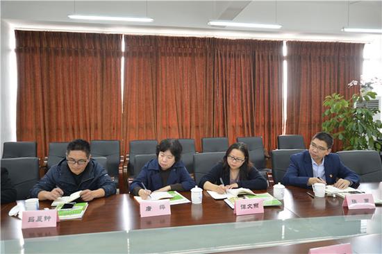 市教育局师培调研小组听取与会老师建议并认真做好记录