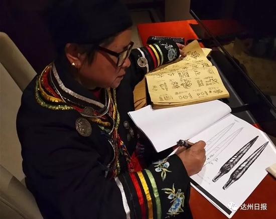 土家族女祭司译出罗家坝遗址出土文物符号 藏