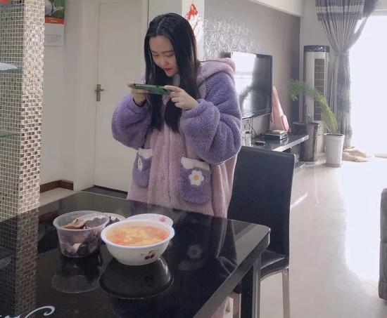 (女兒拍自己做的菜傳給媽媽)
