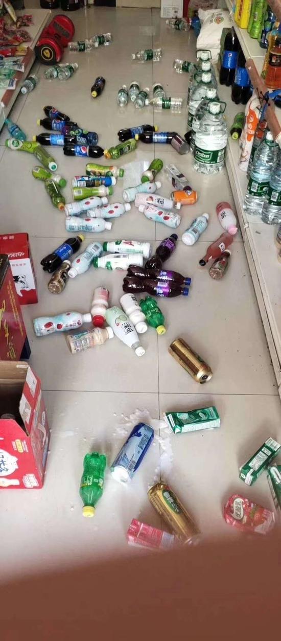 北川一處副食品店內,貨物被震落