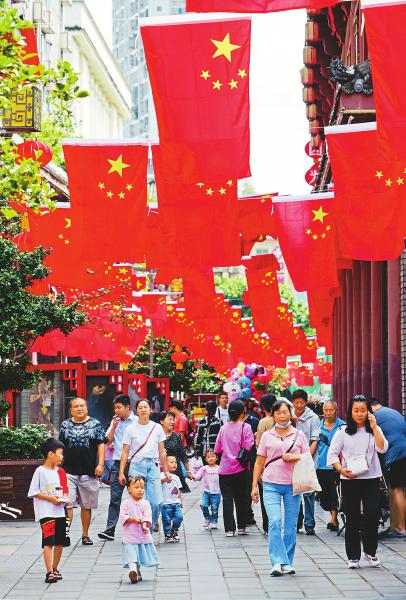 9月19日,群眾走在巴中市草壩街頭。隨著中秋、國慶“雙節”到來,巴中市區多條街道掛上了鮮紅的五星紅旗,呈現出濃厚的節日氛圍。 夏雨 攝(視覺四川)