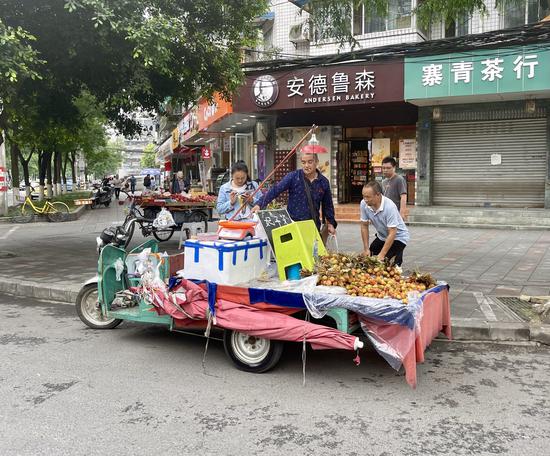 成都市场上的荔枝。