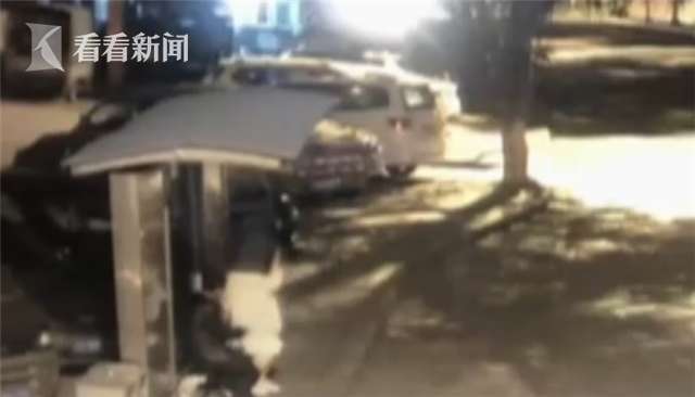 杨某并不罢休,他去买了两听啤酒再度搭讪胡某,但胡某并未理会,而是走开了。