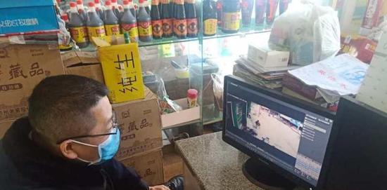 ↑民警調看周邊商鋪監控。