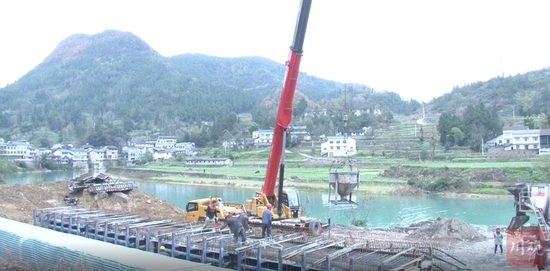 白沙镇牟家坝村索改桥项目正在浇筑承台。