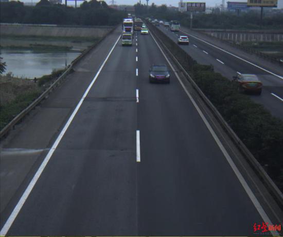 ↑大客車(chē)違法變道加塞。