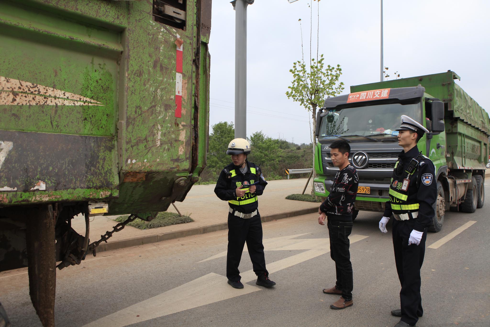 疯狂的渣土车！被查处后又现北京街头，无视禁行还频发事故_京报网