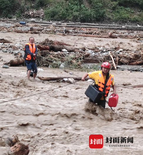 9月7日，水文应急监测队正涉水渡河运送仪器设备前往监测点。