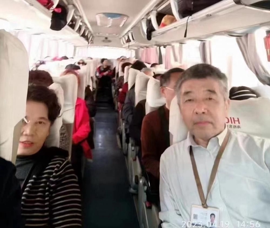 　▲任川（右）在辽宁带团时与游客在大巴车上合影。图片来源 互联网