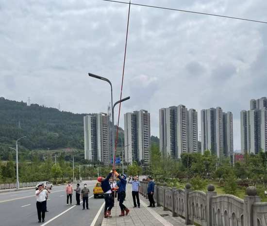 ↑事發(fā)地高壓電線離地8.3米