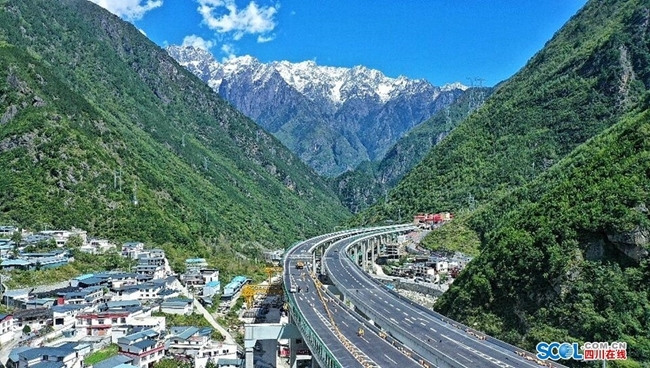 雅康高速资料图。摄影何海洋