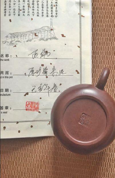 6 月22 日,在宜兴中国陶都陶瓷城买到的刻有国家工艺美术师徐某名字的紫砂壶,商家现场模仿签名售卖。新京报记者 郑新洽 摄
