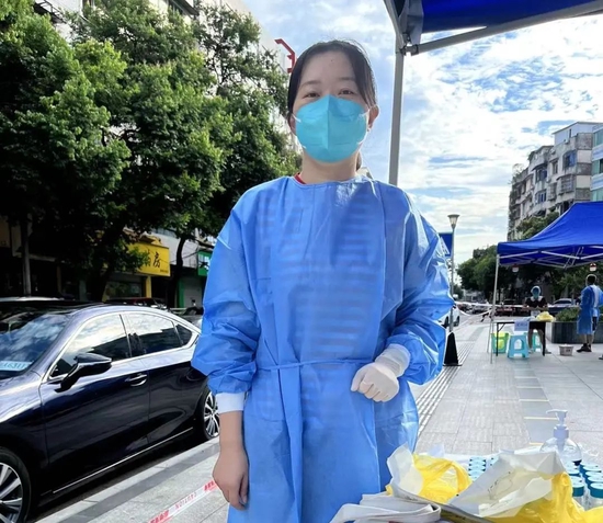 黄薇副校长参加东大路社区疫情防控志愿服务