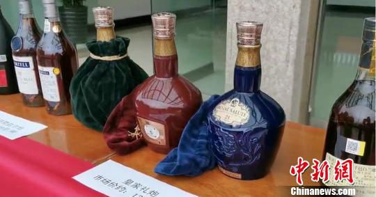 图为:警方查获的假劣洋酒。台州公安供图
