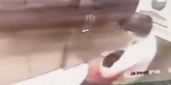 视频显示，电梯里张某豪挟持着张某晨。