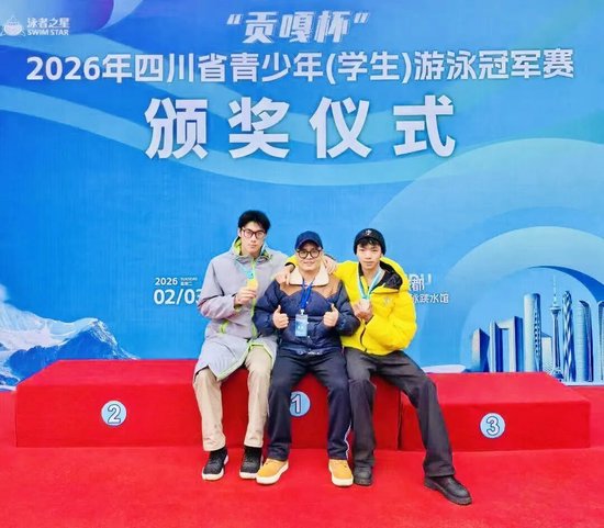 教练文志豪（中）与游镇嘉（左）、黄奕搏（右）赛后合影