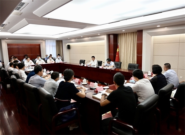 近日,省根治拖欠農(nóng)民工工資工作領(lǐng)導(dǎo)小組召開2021年度第一次全體會議,決定在工程建設(shè)領(lǐng)域開展“零欠薪”專項(xiàng)行動。 (圖片由省人廳提供)