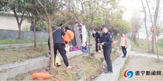城管执法人员对准备在观音湖游泳的人员进行劝导