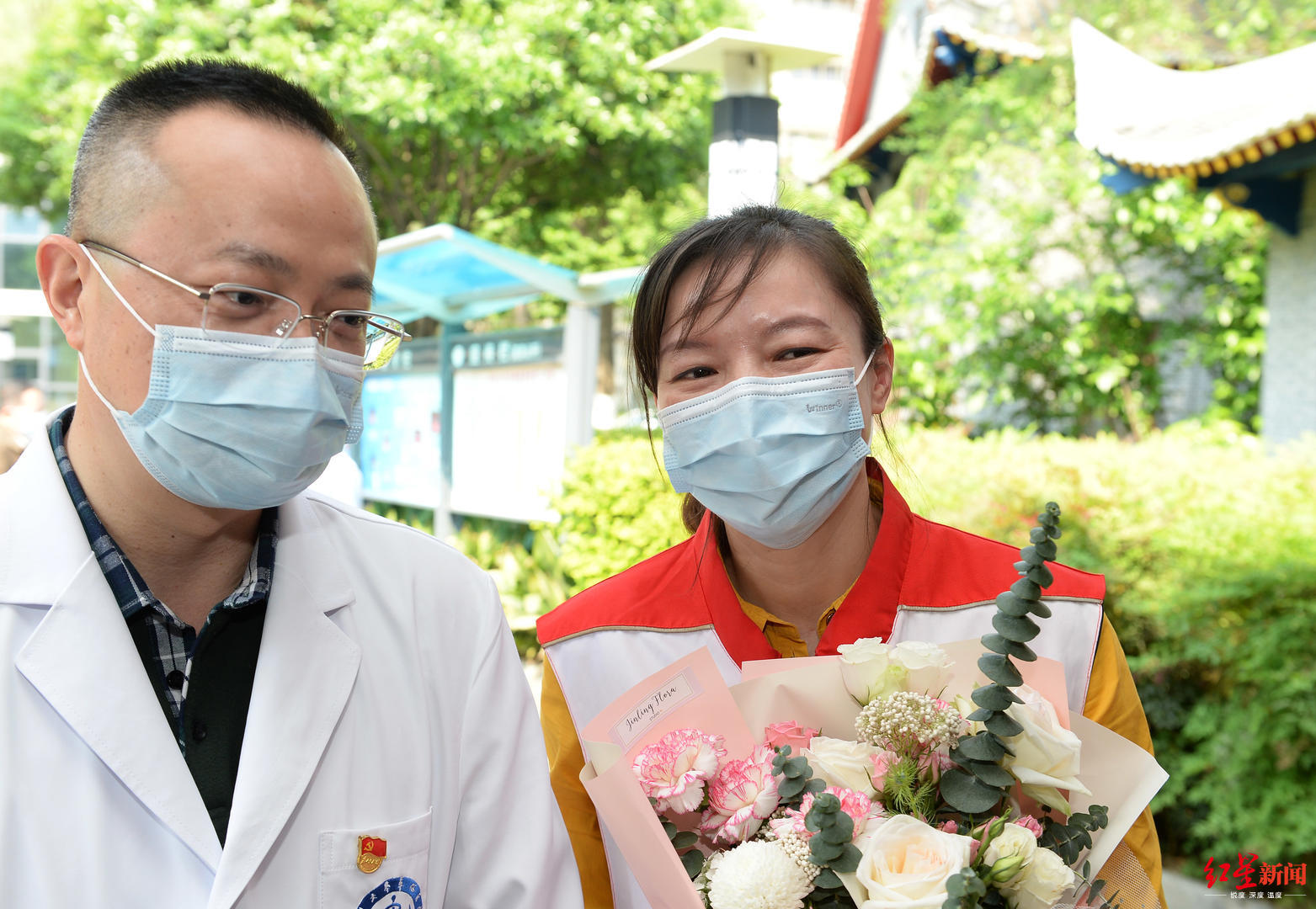 ↑华西医院重症医学科小儿ICU护士长唐梦琳(右)接受采访