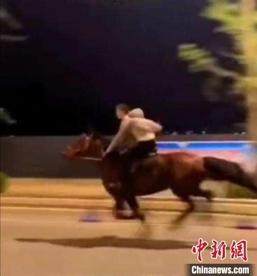 刘某某在安州区乐乐水世界路段骑马奔跑。 视频截图