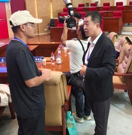 会后与专家进行交流&nbsp;