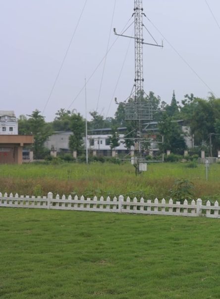 溫江站位于成都平原上北緯30°45′、東經103°52′,海拔高度約540米。