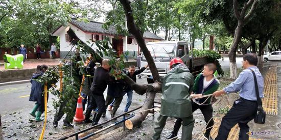 乐山积极应对5.21区域性大暴雨天气 安全转移