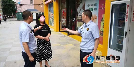 ▲蓬溪縣煙草專賣局依法取締自動售煙機