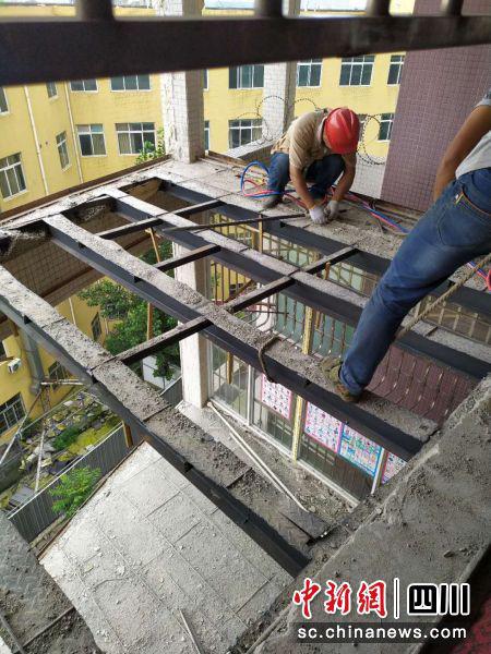 温江区依法拆除柳岸锦城小区所有违法建设。(温江区综合行政执法局供图)