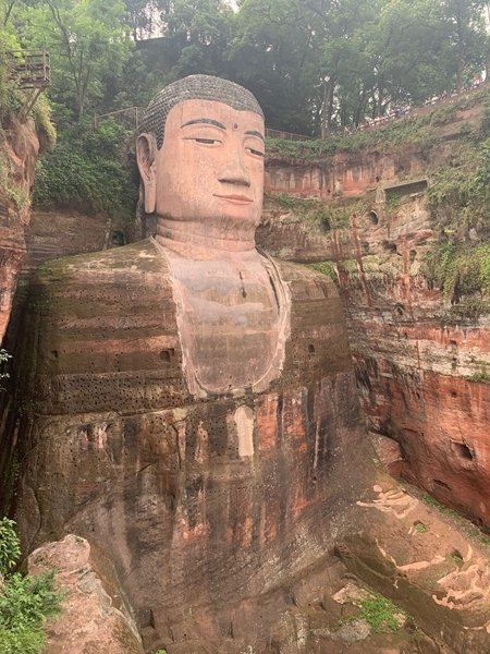 5月15日,记者在乐山大佛景区拍摄的照片,由此可见大佛头部、胸部并不是网传的“肤质细腻”。