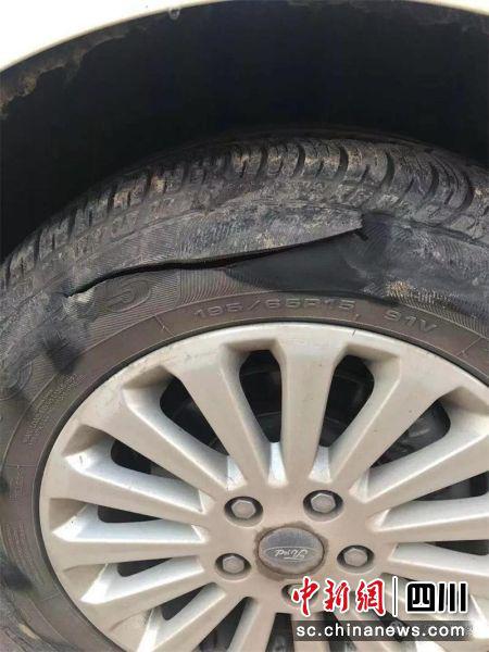 两女子因停车位引纠纷 男子替妻子出气划破对方车轮胎