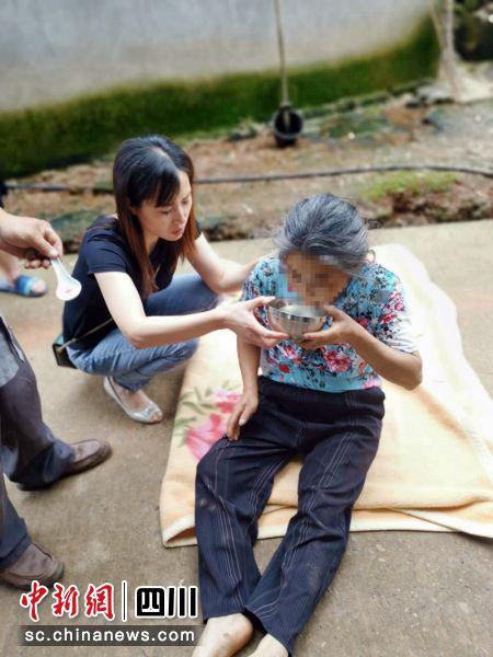 董瑜為李麗喂糖水。
