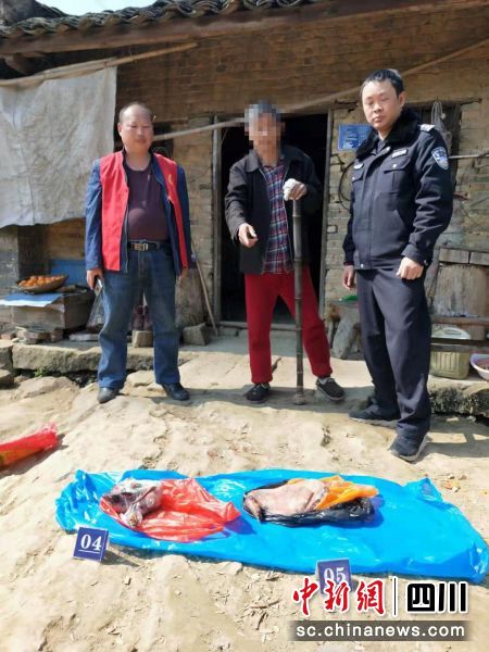 民警從范某某家里搜出的疑似野生動物肉塊。