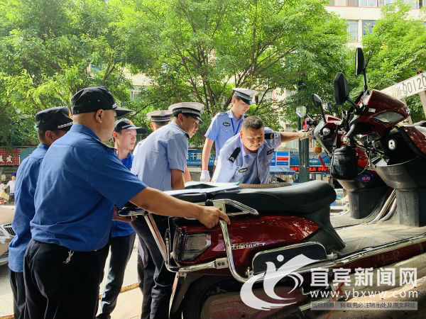 交警扣除违法车辆。(宜宾新闻网 潘一豪 摄)