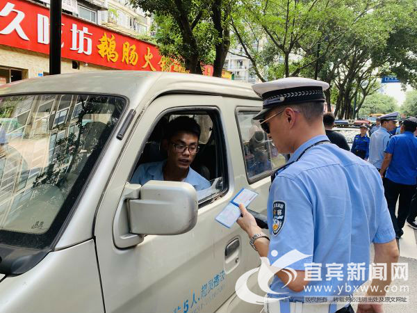 交警对违停司机进行交通安全教育。(宜宾新闻网 潘一豪 摄)